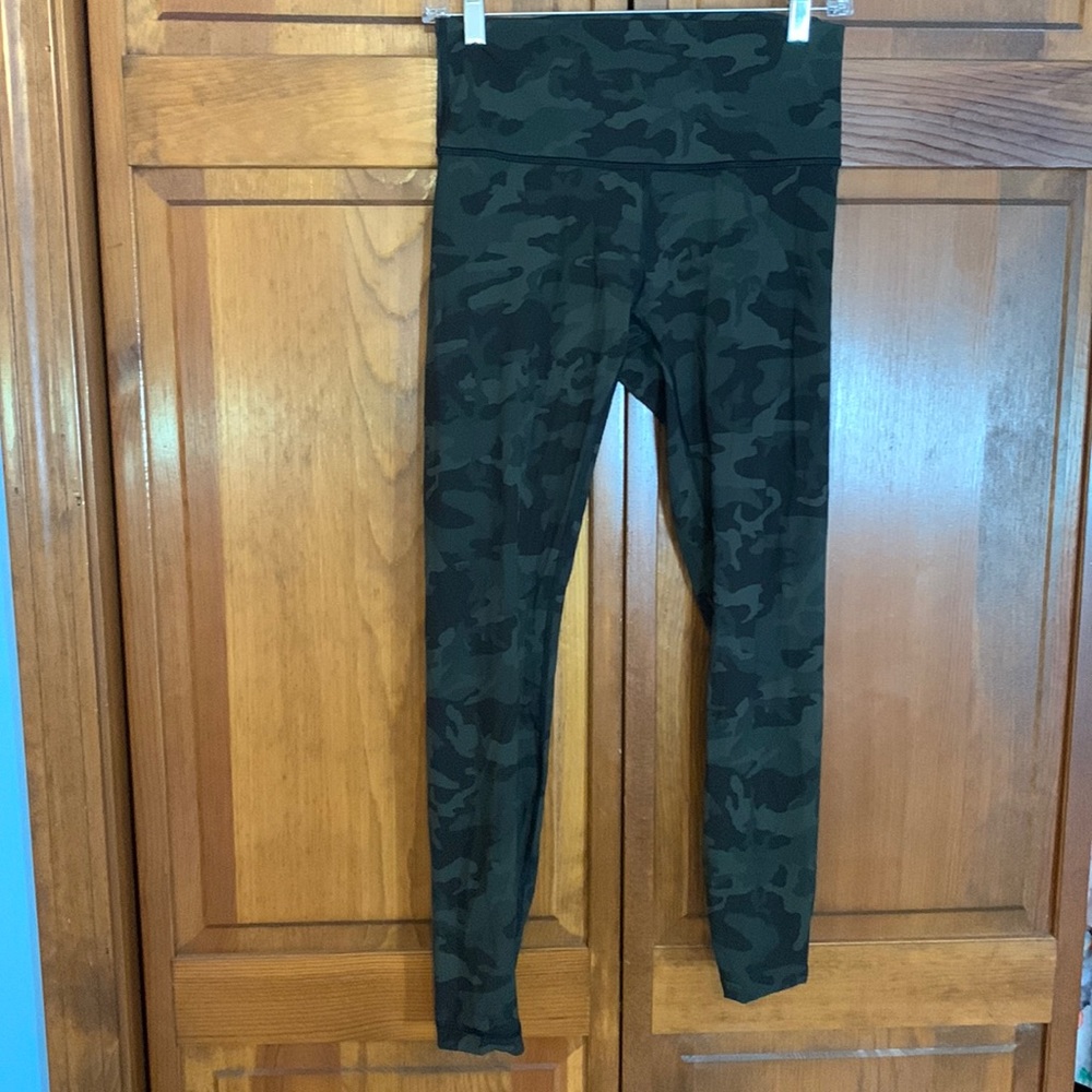 Lulu lemon camo align legging!Barely worn! Super comfortable in great condition!